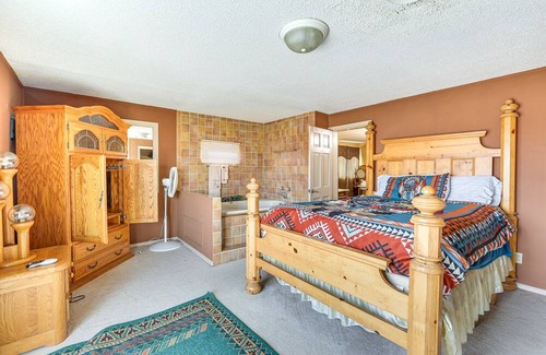 Hutchinson Casa | Hutchinson Home w/ Pond Access - 3 Mi to Town!