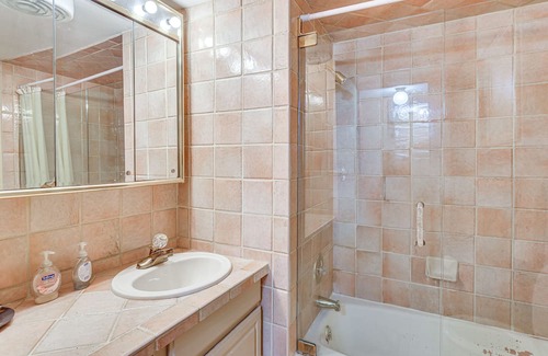 Hutchinson Casa | Hutchinson Home w/ Pond Access - 3 Mi to Town!