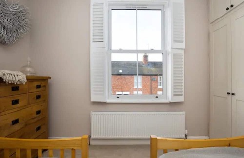 Stony Stratford Casa | Pass the Keys | Bright PetFriendly Terrace home in Stony Stratford