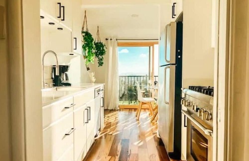 Mission Hills Condominio | Modern Hilltop Haven: Great Location, Sea View, Balcony - Family & Work Friendly