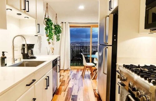 Mission Hills Condominio | Modern Hilltop Haven: Great Location, Sea View, Balcony - Family & Work Friendly