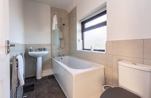 Billingham Casa | Contractor-Friendly 3 Bed Home in Billingham