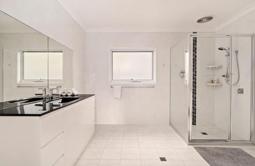 Dora Creek Casa | Spacious Waterfront Delight with Free Wifi. Spend some Lazy Dayz at Dora Creek