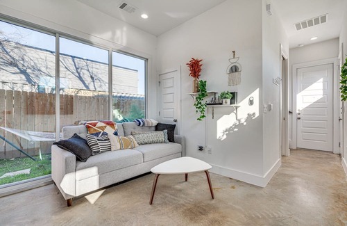 Brentwood Cabaña | Pet-friendly Brentwood Home ~ 7 Mi to Downtown!