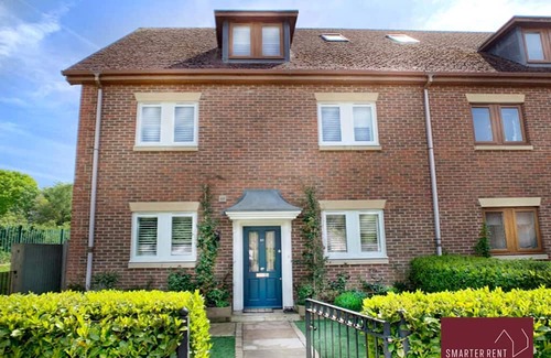 Woking Casa | Chobham - Parking, Garden, Gated
