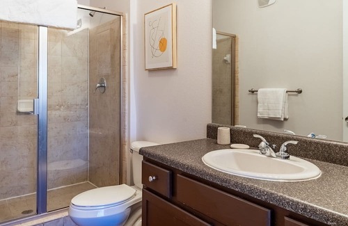 Overland Park Apartamento | Modern Apartment in Prime Location (ID3816X03)