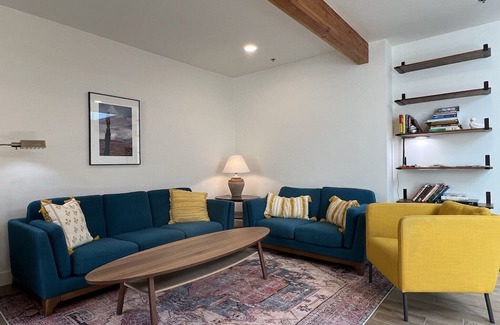 Lewis Casa | Modern Downtown Hostel! Great outdoor space, large sauna, and cold tub.
