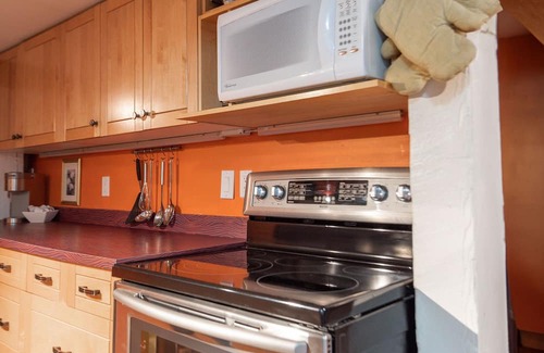 Shawnigan Lake Apartamento | Spacious character suite! Close to local private schools, dining and more!