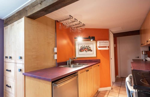 Shawnigan Lake Apartamento | Spacious character suite! Close to local private schools, dining and more!