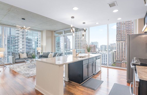 Midtown Apartamento | Skyline Views! Modern Luxe 2BR 2BA Free Parking