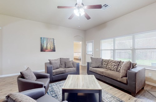 Speyside Casa | Northeast Austin home with enclosed yard, single-story interior, AC, & W/D