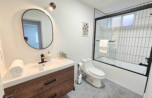 Fleetwood Casa | Modern Cloverdale Suite