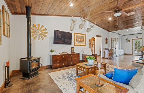 Harper Casa | Modern ranch retreat with rustic charm, Ping-Pong, BBQ, W/D, & firepit