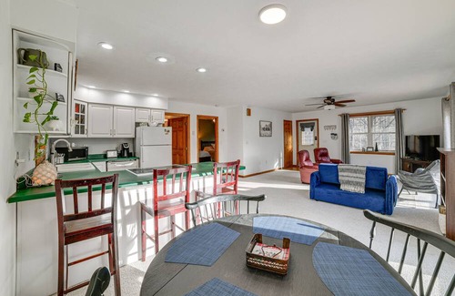 Spencer Casa | Spencer Getaway w/ Deck < 1 Mi to Hiking!
