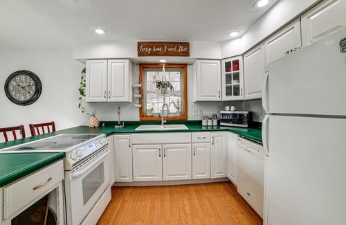 Spencer Casa | Spencer Getaway w/ Deck < 1 Mi to Hiking!