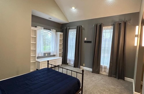 Jefferson Casa | Spacious estate comfortable for a dozen guests on 10 acres in Jefferson NC.