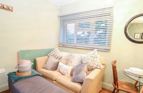 Ditchingham Cabaña | GOLDCREST HIDE, pet friendly, with a garden in Bungay