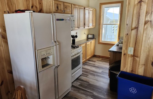 Mercer Cabina | 3 Bedroom with Queen beds plus a pull-out couch just feet from the water!!