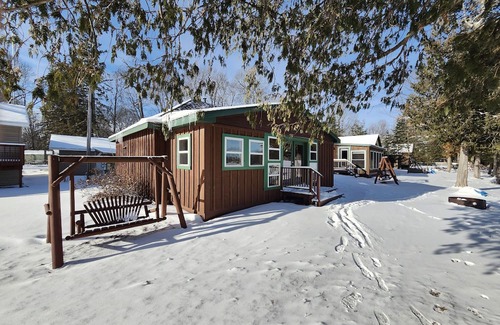 Mercer Cabina | 3 Bedroom with Queen beds plus a pull-out couch just feet from the water!!