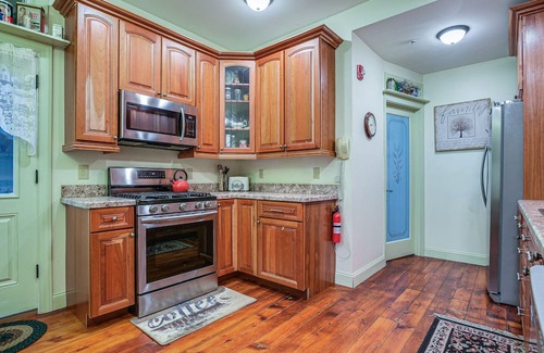 Middletown Casa | Middletown Getaway w/ Fire Pit & Multi-Level Deck!
