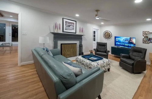Carrboro Casa | Private retreat, walk/bike to town