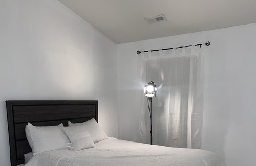 Rossville Casa | Beautiful room tailored to travel nurses in nearby Batlimore hospitals!
