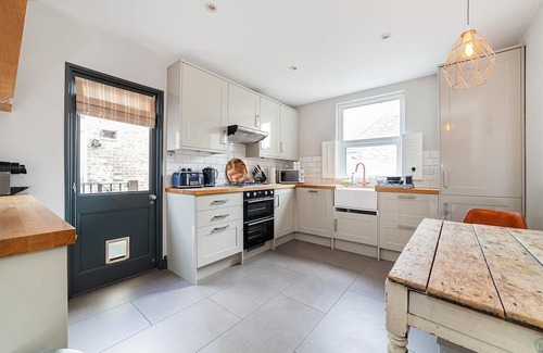 West Hill Apartamento | Colourful Southfields Charm