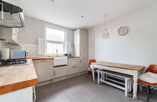 West Hill Apartamento | Colourful Southfields Charm