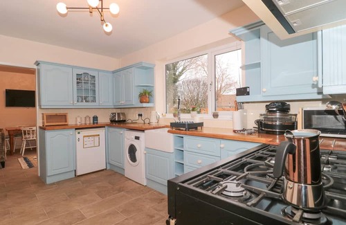 Portishead Cabaña | 24 SEVERN ROAD, pet friendly, with hot tub in Portishead