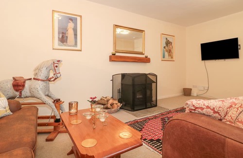 Portishead Cabaña | 24 SEVERN ROAD, pet friendly, with hot tub in Portishead
