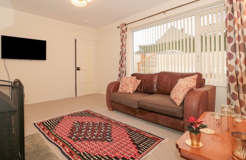 Portishead Cabaña | 24 SEVERN ROAD, pet friendly, with hot tub in Portishead