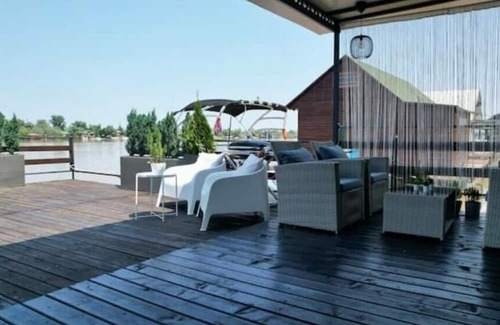 Cukarica Casa | TeLu HouseBoat