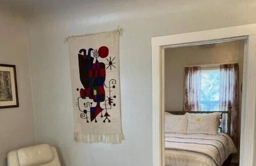 West Eugene Casa | Welcoming Cottage in the Heart of Eugene - Loving Cared for by Owner.