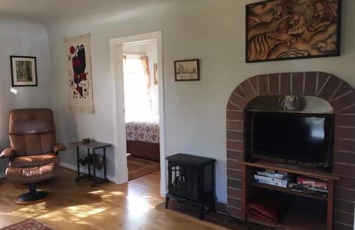 West Eugene Casa | Welcoming Cottage in the Heart of Eugene - Loving Cared for by Owner.
