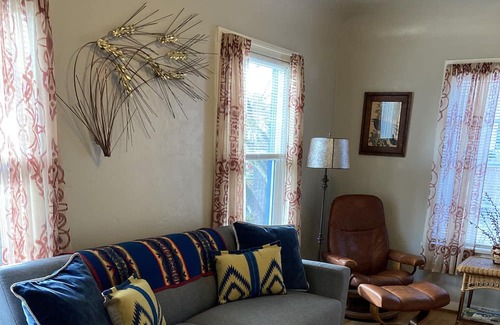 West Eugene Casa | Welcoming Cottage in the Heart of Eugene - Loving Cared for by Owner.