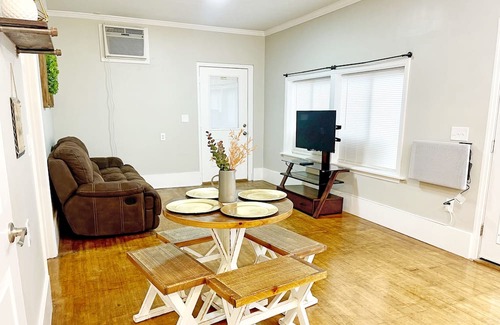 Cleveland Apartamento | It’s serenity and comfort in our cozy home, a simple place to relax and unwind!