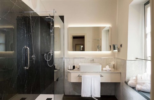 Rondo - Torretta Casa | Central Hotel: Great Amenities, Paws Welcome, Close to GAM Milano!