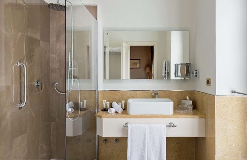 Rondo - Torretta Casa | Elegant Stay in Nature: 4-Star Comfort, Bike Through Parco Nord, Pets Welcome