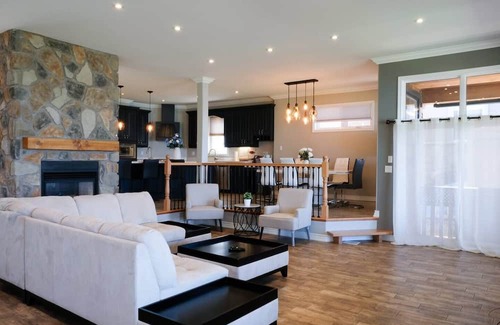 Barrie Cabaña | Luxurious 6-Room Lakefront House
