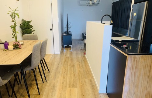 Ranui Casa | Ensuite closer to trains and takeaways