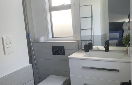 Ranui Casa | Ensuite closer to trains and takeaways