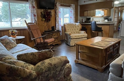 Mio Cabina | Classy log cabin. 3 bedroom. Great for hunting, fishing or kayaking.