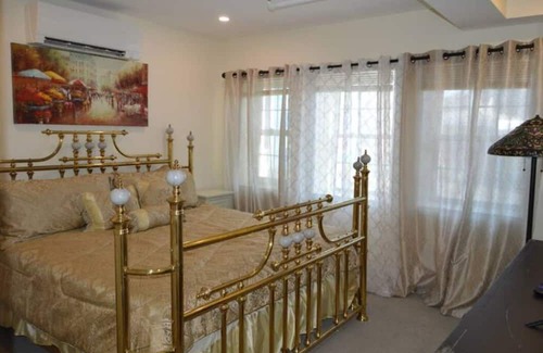 Off Broadway Casa | 5 minute walk to Downtown Newport ! 2 Floor 2 Bedroom Apartment in Newport