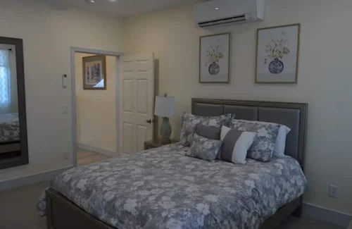 Off Broadway Casa | 5 minute walk to Downtown Newport ! 2 Floor 2 Bedroom Apartment in Newport