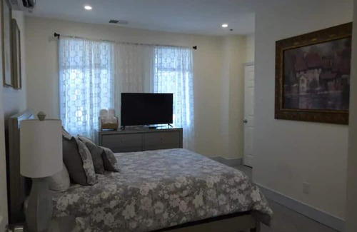 Off Broadway Casa | 5 minute walk to Downtown Newport ! 2 Floor 2 Bedroom Apartment in Newport