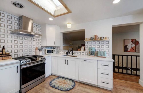 Barths Casa | Spacious 3 BR|Hot Tub|Close to DT Denver