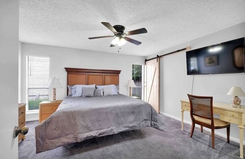 Southside Casa | ~Cozy Casa w/ Screened Patio~