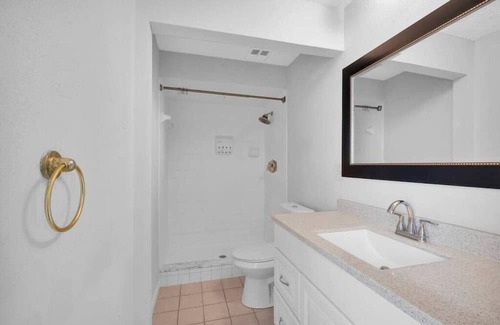 Southside Casa | ~Cozy Casa w/ Screened Patio~