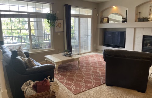 Thornton Condominio | Spacious quiet condo with patio! Find your home away from home.