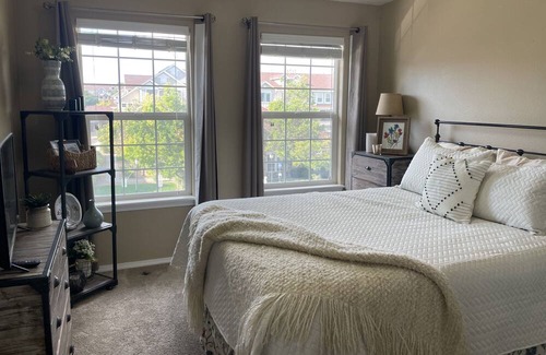 Thornton Condominio | Spacious quiet condo with patio! Find your home away from home.